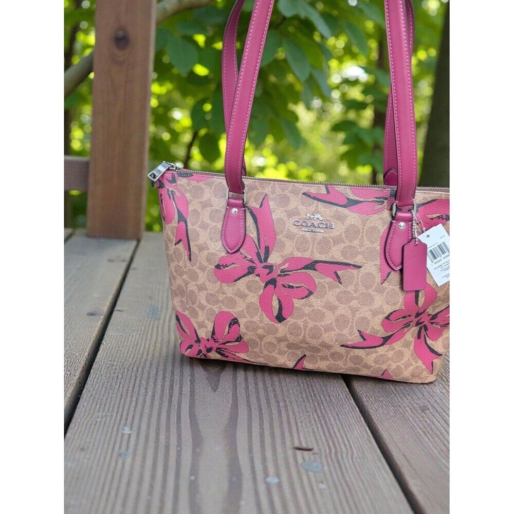 Coach Gallery Tote in Signature Canvas with Bow Print (NWT)
